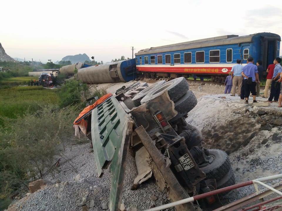 Tàu hỏa tông xe "hổ vồ", 6 toa lật ngang, ít nhất 2 người tử vong - 3 Tàu hỏa tông xe "hổ vồ", 6 toa lật ngang, ít nhất 2 người tử vong - 3