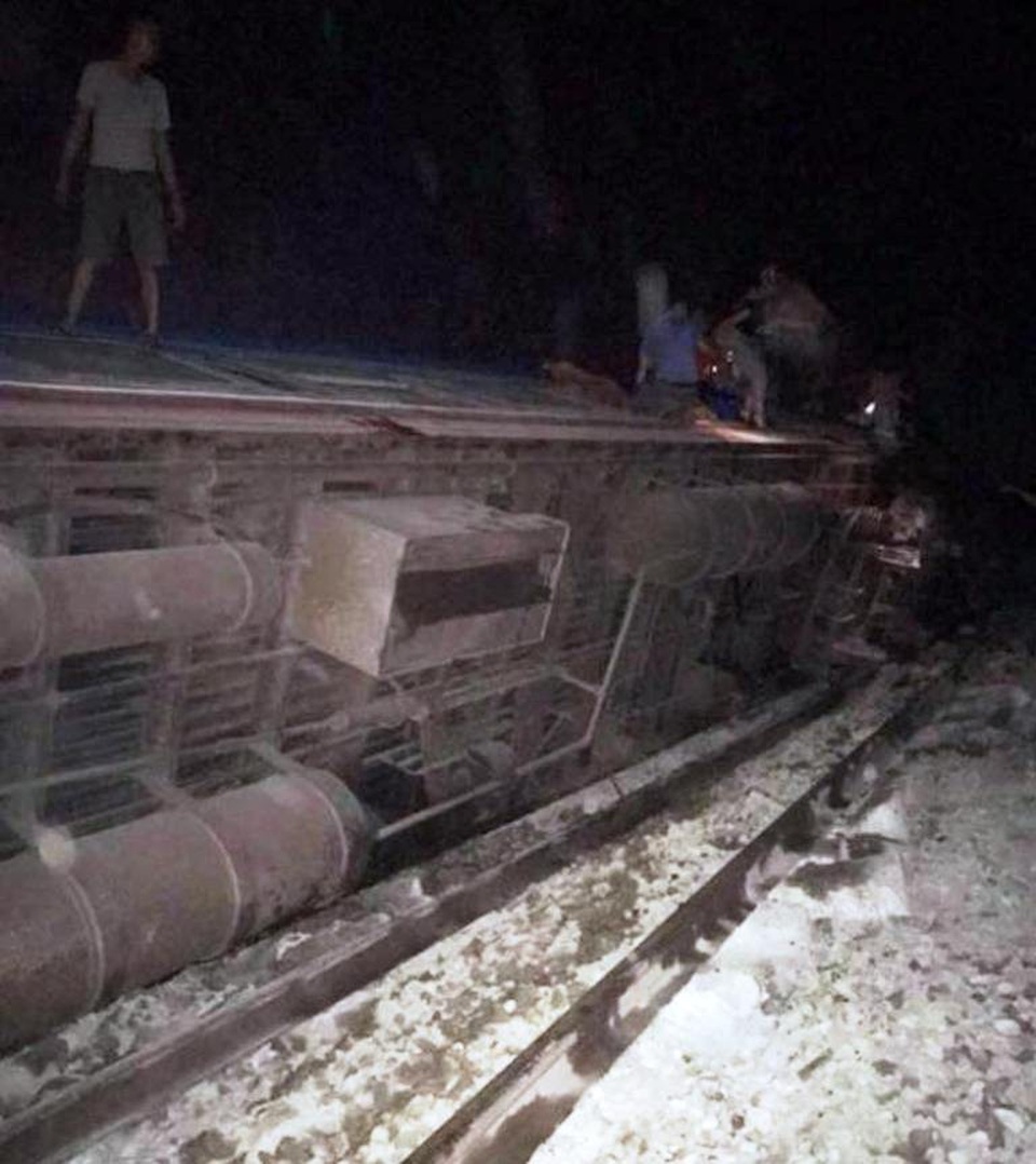 Tàu hỏa tông xe "hổ vồ", 6 toa lật ngang, ít nhất 2 người tử vong - 1 Tàu hỏa tông xe "hổ vồ", 6 toa lật ngang, ít nhất 2 người tử vong - 1