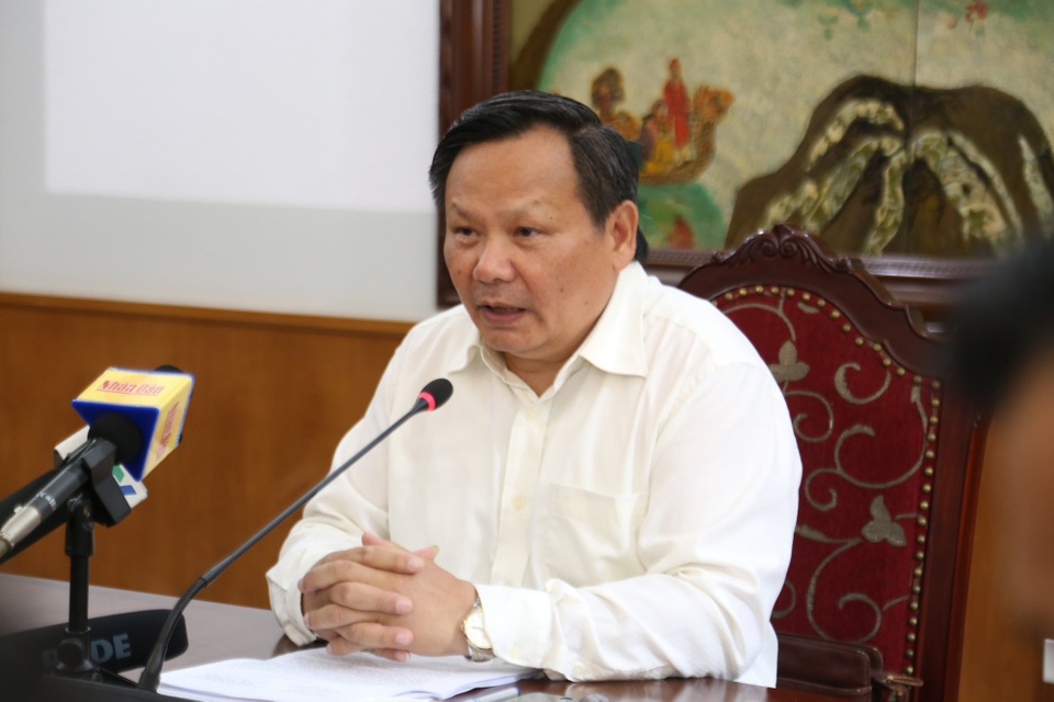 Khách Tây tố dịch vụ tàu du lịch “đầu voi đuôi chuột”, Bộ Văn hoá nói gì? - 1 Ông Nguyễn Văn Tuấn - Tổng cục trưởng Tổng cục Du lịch chia sẻ với báo chí. Ảnh: Tùng Long.