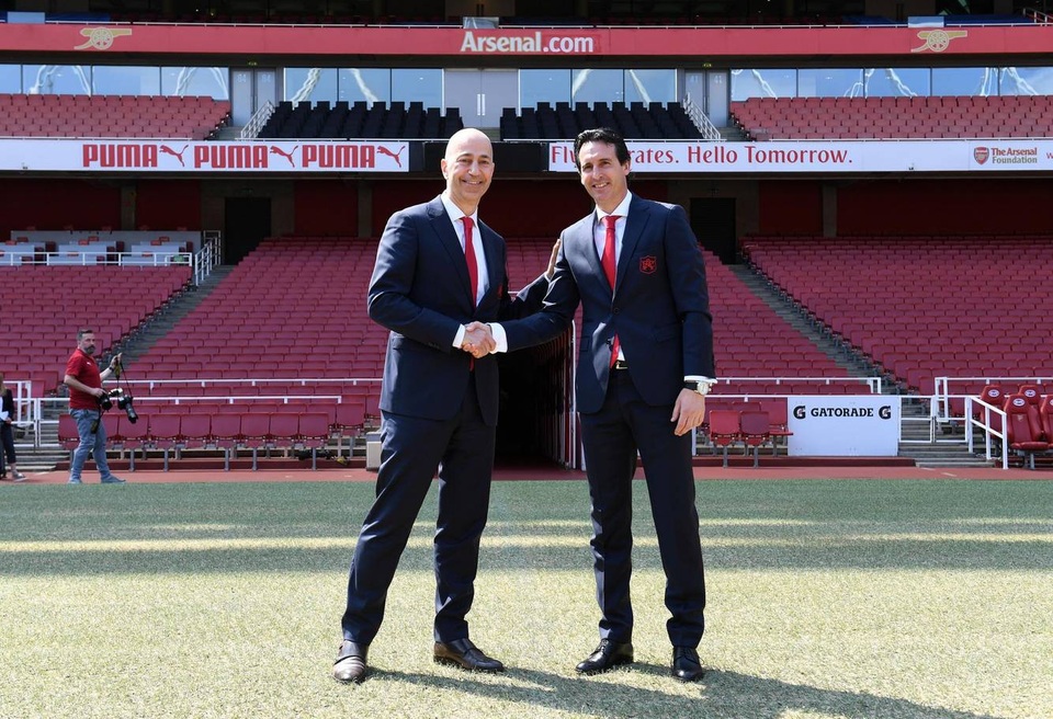 Những khoảnh khắc đầu tiên của thuyền trưởng Unai Emery ở Emirates - 5
Cái bắt tay giữa Giám đốc điều hành Gazidis và tân HLV Emery. Từ nay bộ đôi này sẽ sát cánh cúng nhau để giúp Arsenal tìm lại ánh hào quang xưa