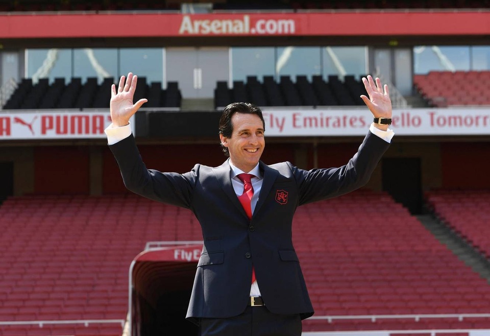 Những khoảnh khắc đầu tiên của thuyền trưởng Unai Emery ở Emirates - 6
Emery vẫy chào các phóng viên đã tới đưa tin về buổi ra mắt của ông