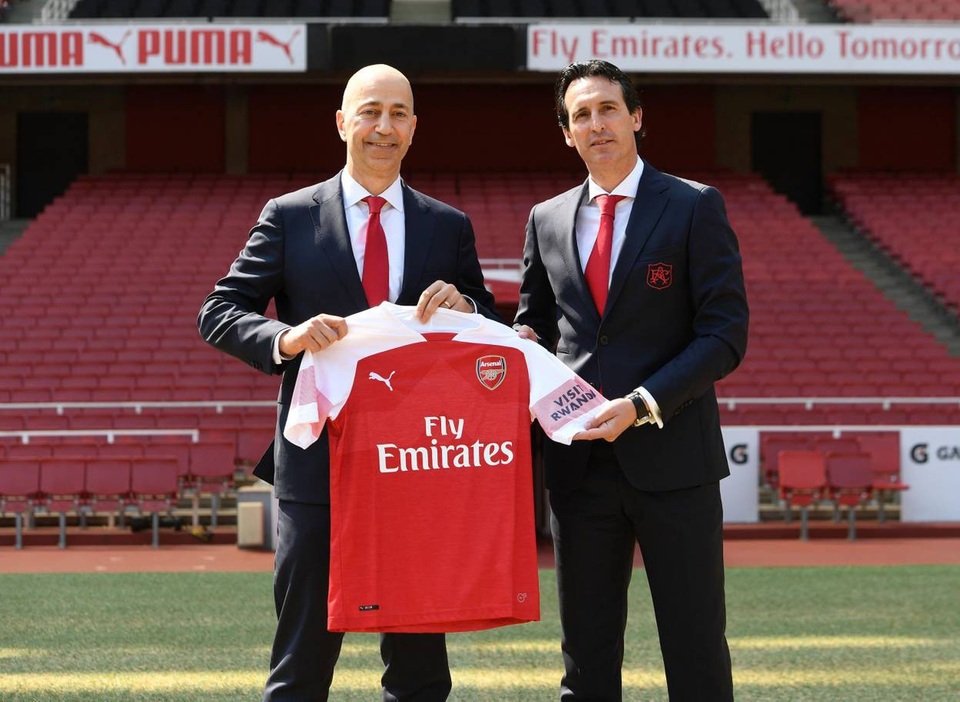 Những khoảnh khắc đầu tiên của thuyền trưởng Unai Emery ở Emirates - 7
Đã trở thành thông lệ chung, đối với một bản hợp đồng mới, CLB sẽ trao cho người mới tới một chiếc áo đấu