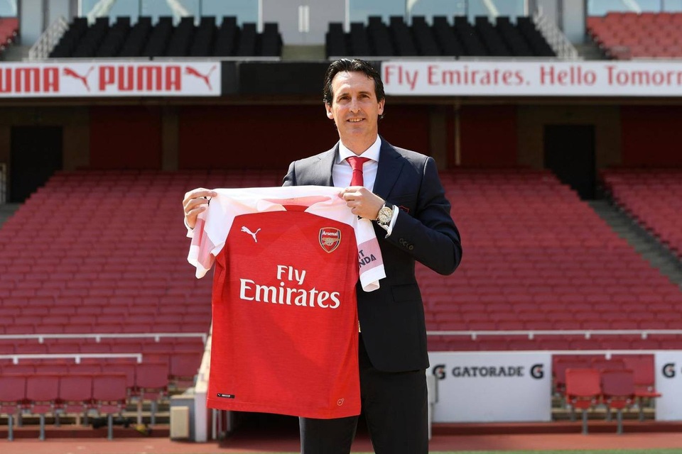 Những khoảnh khắc đầu tiên của thuyền trưởng Unai Emery ở Emirates - 8
Emery giơ chiếc áo của Arsenal. Giờ đây Emery sẽ ăn lương của Arsenal và chiến đấu hết mình vì đội bóng này