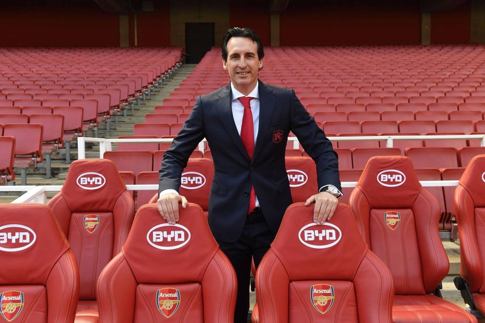 Những khoảnh khắc đầu tiên của thuyền trưởng Unai Emery ở Emirates - 9
Emery ở khu vực kỹ thuật dành cho đội chủ sân Emirates