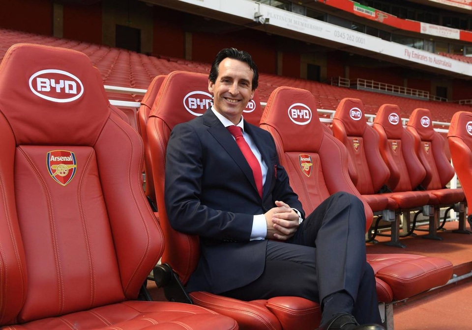 Những khoảnh khắc đầu tiên của thuyền trưởng Unai Emery ở Emirates - 10
Vị chiến lược gia người Tây Ban Nha ngồi thử chiếc ghế mới. Từ mùa giải tới đây sẽ là vị trí quen thuộc của Emery.