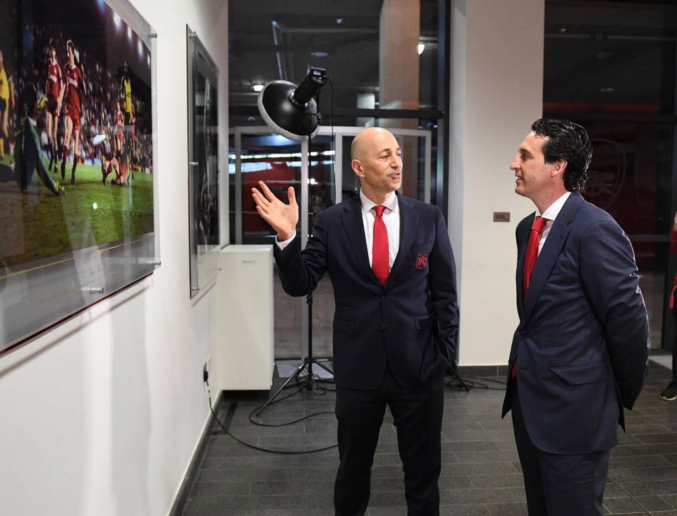 Những khoảnh khắc đầu tiên của thuyền trưởng Unai Emery ở Emirates - 11
Giám đốc Gazidis giới thiệu cho tân thuyền trưởng Arsenal về những tấm hình lịch sử