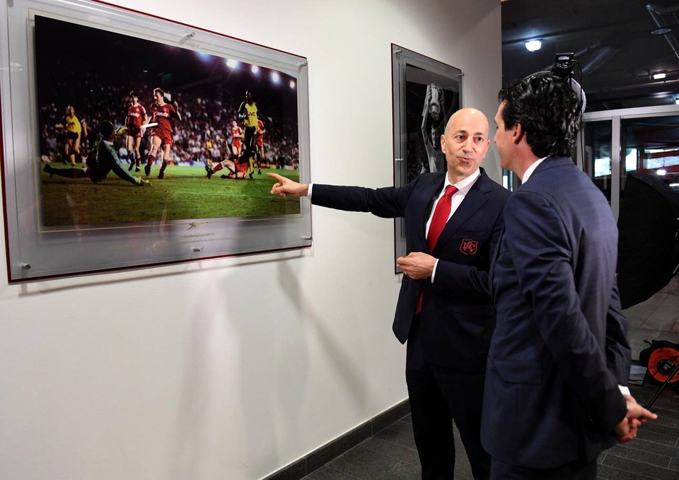 Những khoảnh khắc đầu tiên của thuyền trưởng Unai Emery ở Emirates - 12
Trên tường là một trận đấu trên sân khách của Arsenal và Gazidis muốn giải thích rõ cho vị tân huấn luyện của đội bóng hiểu tường tận