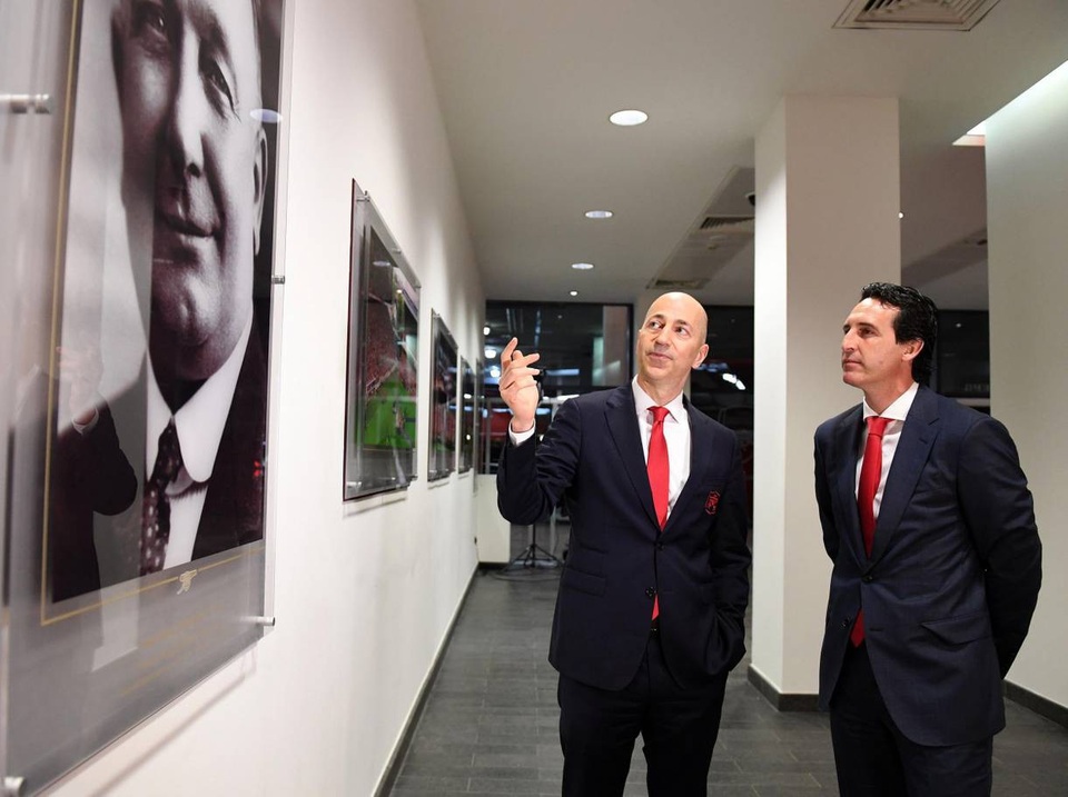 Những khoảnh khắc đầu tiên của thuyền trưởng Unai Emery ở Emirates - 13
Có khá nhiều những tấm hình có giá trị lịch sử được treo dọc hành lang của Arsenal. Ở đó có thể là một đâu, hoặc một nhân vật kiệt xuất của đội