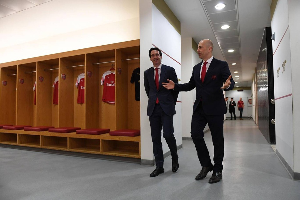 Những khoảnh khắc đầu tiên của thuyền trưởng Unai Emery ở Emirates - 14
Gazidis giới thiệu cho Emery phòng thay đồ của Arsenal