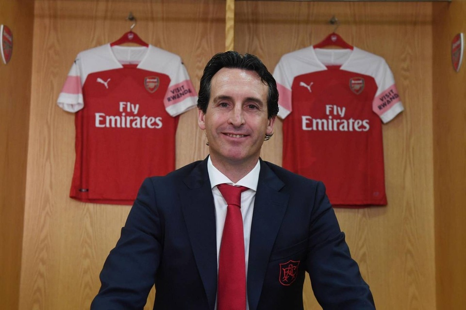 Những khoảnh khắc đầu tiên của thuyền trưởng Unai Emery ở Emirates - 15
Vị chiến lược gia người Tây Ban Nha trong phòng thay đồ của Pháo thủ