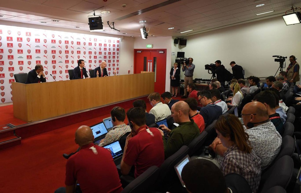Những khoảnh khắc đầu tiên của thuyền trưởng Unai Emery ở Emirates - 18
Emery đã có buổi họp báo ra mắt ngay tại Emirates và sự kiện này thu hút đông đảo phóng viên trong và ngoài Anh quốc