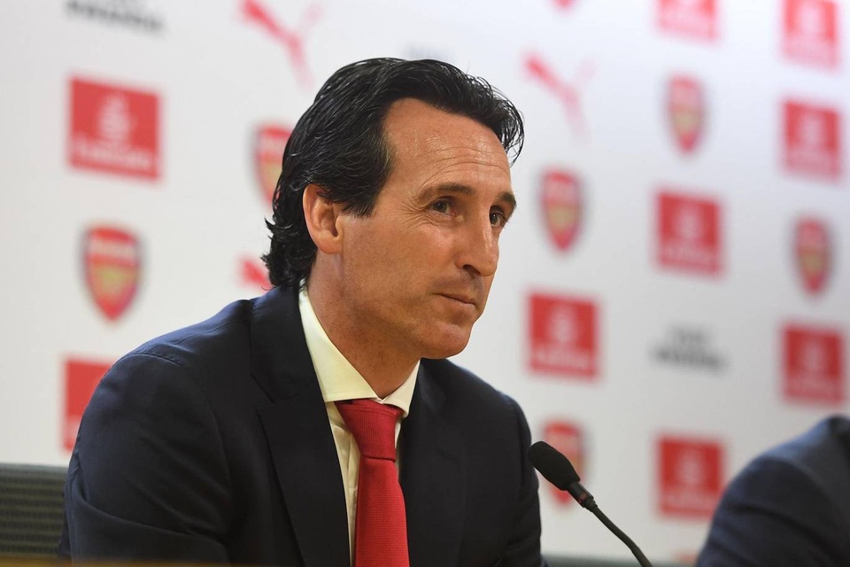 Những khoảnh khắc đầu tiên của thuyền trưởng Unai Emery ở Emirates - 19
Emery tỏ ra khá tự tin khi nói tiếng Anh ở buổi họp báo. Mặc dù ông nói rằng tiếng Anh của mình không tốt, nhưng thực tế chiến lược gia người Tây Ban Nha đã hiểu rõ các cầu hỏi của các phóng viên và trả lời rõ ràng bằng tiếng Anh