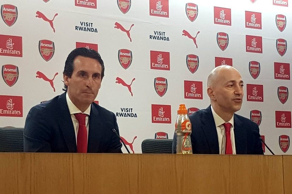 Những khoảnh khắc đầu tiên của thuyền trưởng Unai Emery ở Emirates - 20
Gazdis tham dự họp báo cùng Emery, giám đốc điều hành của Arsenal đã có những chia sẽ rất rõ về việc chọn Emery thành người kế nhiệm Wenger
