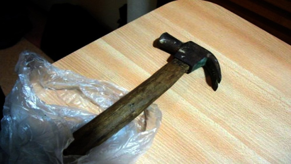 Nói "bắt được trộm" sau khi dùng búa đánh người trọng thương - 1 Dùng búa đánh người trọng thương rồi thông báo bắt được trộm (ảnh minh họa)