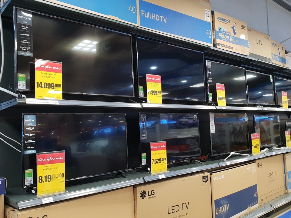 Thị trường TV sắp vào mùa "nóng" đỉnh điểm, TV cao cấp giảm đến 30 triệu đồng - 2 Các mẫu TV màn hình lớn hút khách