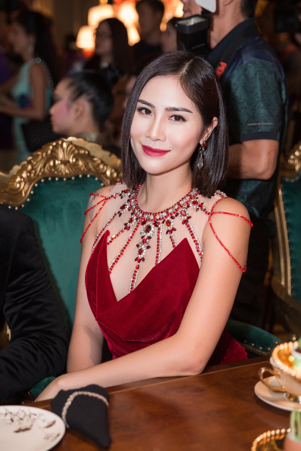 Á hậu Hoàng Hạnh: "Phụ nữ nên tự chủ kinh tế" - 1 Á hậu Hoàng Hạnh: "Phụ nữ nên tự chủ kinh tế" - 1