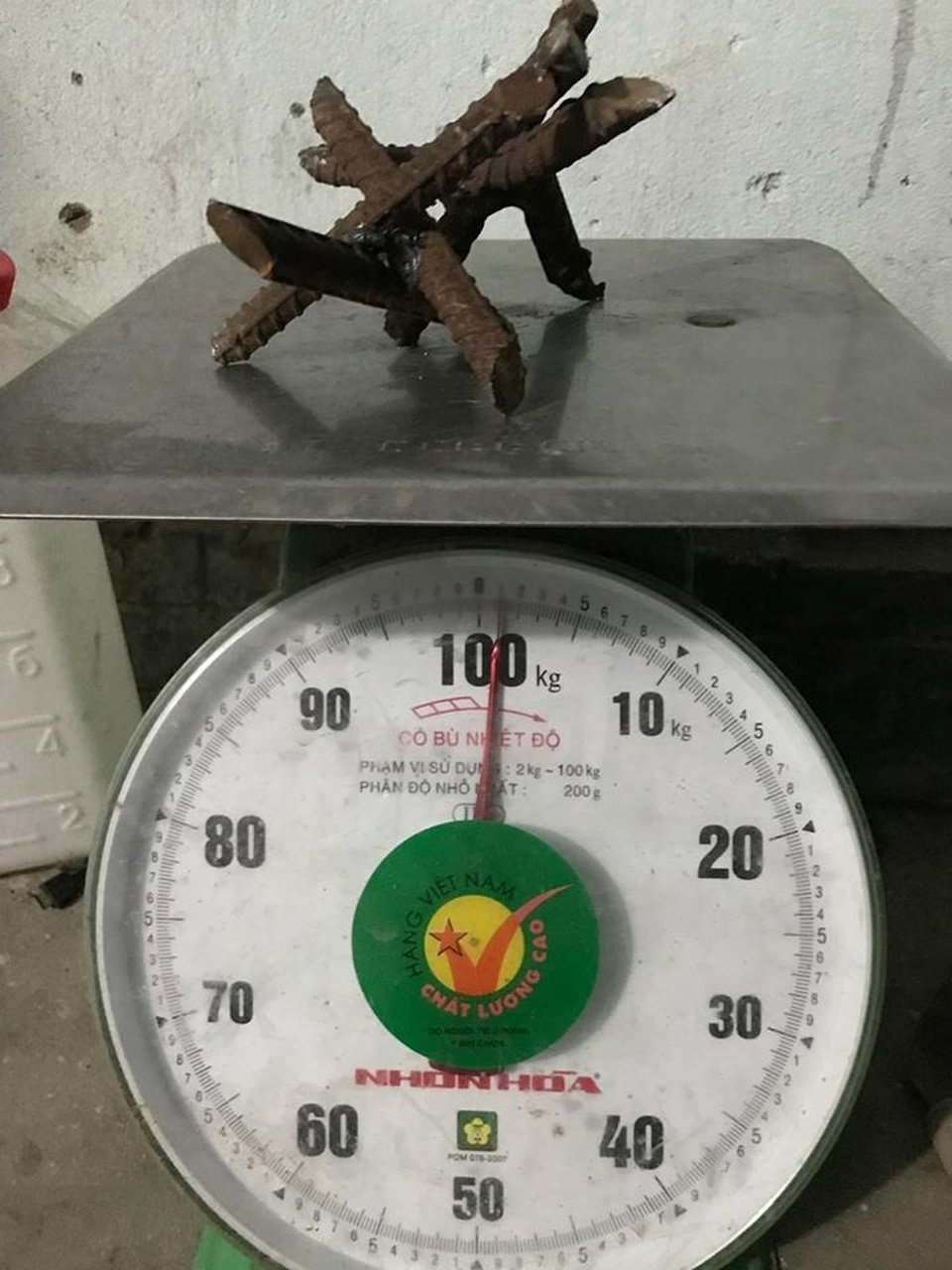 Hàng loạt xe ô tô nghi dính "bẫy" đinh trên QL18 - 2 Các chùm đinh có trrọng lượng từ 2 đến 3kg (ảnh CTV)