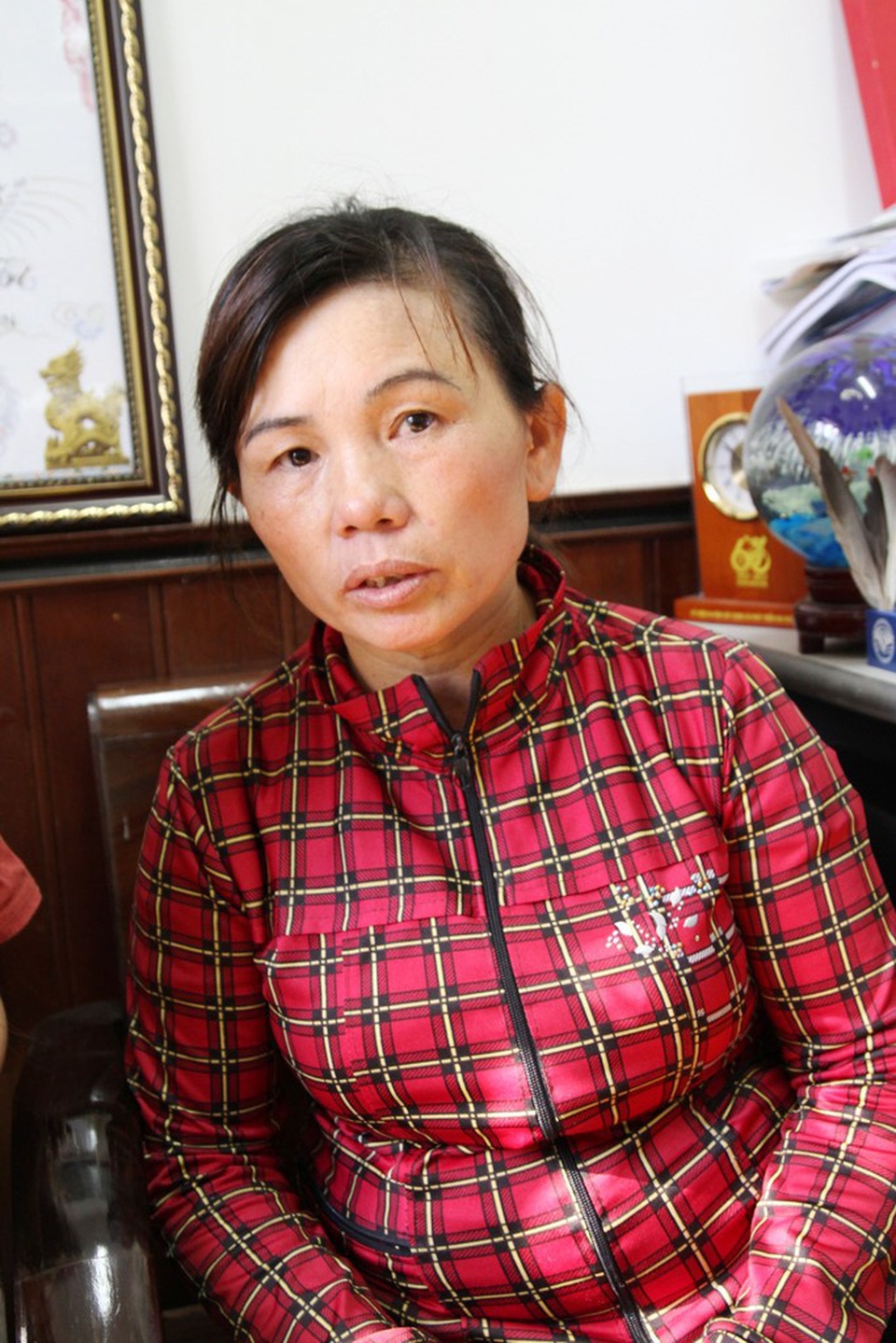 Chồng ngược đãi, vợ một mình gồng gánh chữa bệnh cho 3 con bệnh tật, tai nạn - 3 Khuôn mặt không có nụ cười của người vợ bị chồng ngược đãi, người mẹ có các con bệnh tật. Chị Quy đã gánh nhiều khổ cực thời gian dài qua