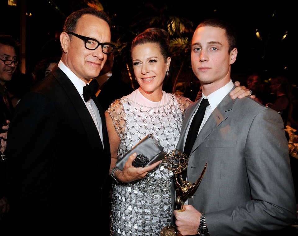 Tom Hanks và lời khuyên giản dị dành cho con trai sau sa ngã - 2 Tom Hanks bên vợ và con trai Chet Hanks