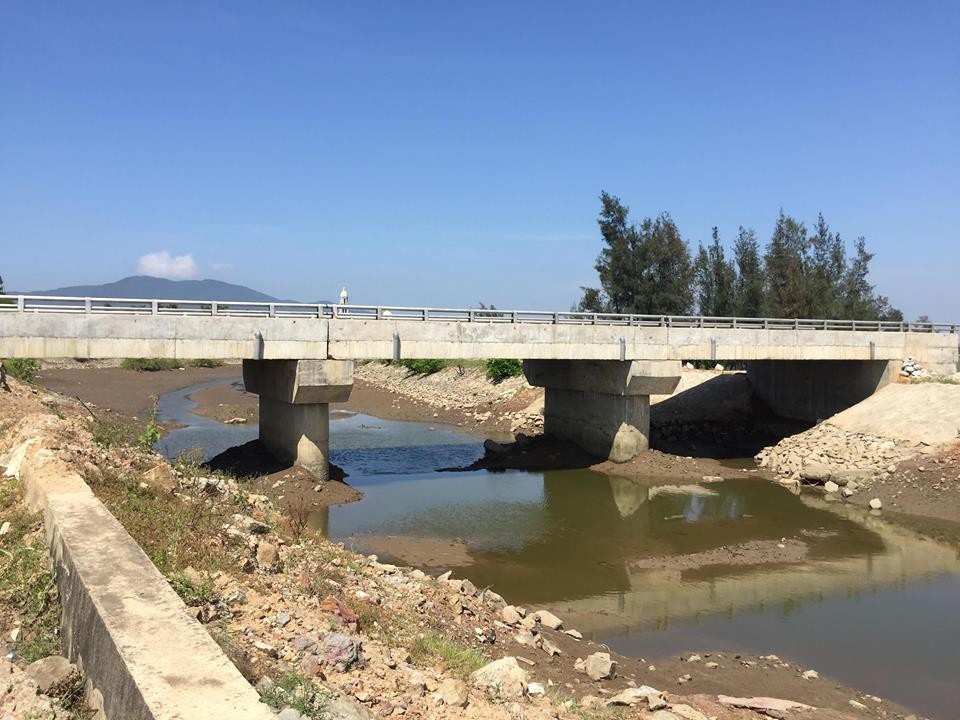 Cầu xây xong đã lâu vẫn không có... đường đấu nối - 2
Dự án được Công ty Cổ phần Tập đoàn Hà Mỹ Hưng khởi công vào tháng 12/2015, dự kiến sau 12 tháng sẽ hoàn thành đưa vào sử dụng. Thế nhưng đến nay đã hơn 1 năm dự án này vẫn còn dang dở.