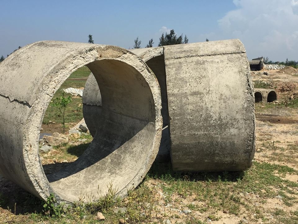Cầu xây xong đã lâu vẫn không có... đường đấu nối - 5 Nhiều cấu kiện để thực hiện dự án nằm vương vãi giữa nắng giữa mưa nhiều năm qua