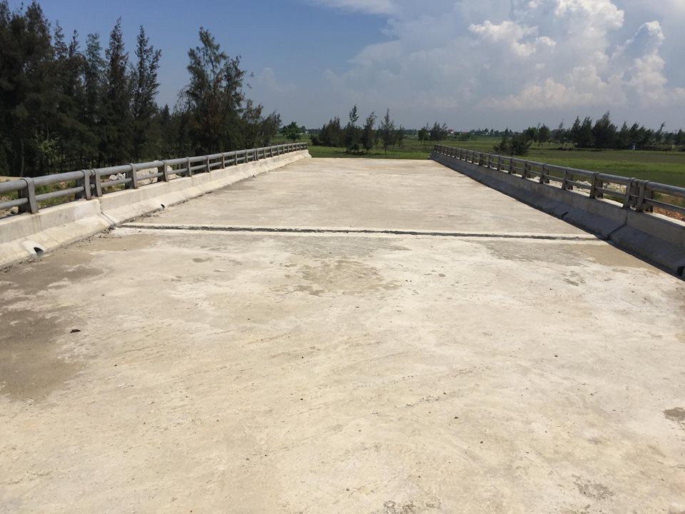 Cầu xây xong đã lâu vẫn không có... đường đấu nối - 9 Trao đổi với PV xung quanh dự án này, ông Trần Phi Long, Phó Ban quản lý đầu tư xây dựng huyện Lộc Hà cho biết, nguyên nhân dẫn tới dự án bị chậm tiến độ là do vướng mắc trong giải phóng mặt bằng. “Còn vướng một số đoạn đi qua đất diêm nghiệp (đất làm muối). Đất này giao cho dân nhưng không có bìa gì cả. Giờ mà đền bù theo đất tạm giao thì người dân không đồng tình. Chúng tôi đã xin ý kiến của tỉnh nhưng tỉnh cũng không trả lời được!”