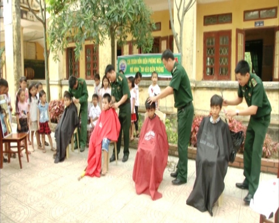 Bộ đội Biên phòng cắt tóc miễn phí cho học sinh nghèo - 2 ... thực hiện việc cắt tóc miễn phí cho các em học sinh