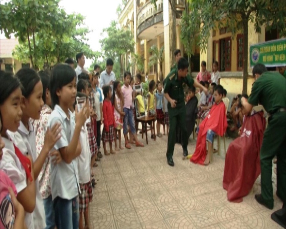 Bộ đội Biên phòng cắt tóc miễn phí cho học sinh nghèo - 3 Đây là một hoạt động đầy tính nhân và và trách nhiệm của những người lính mang quân hàm xanh