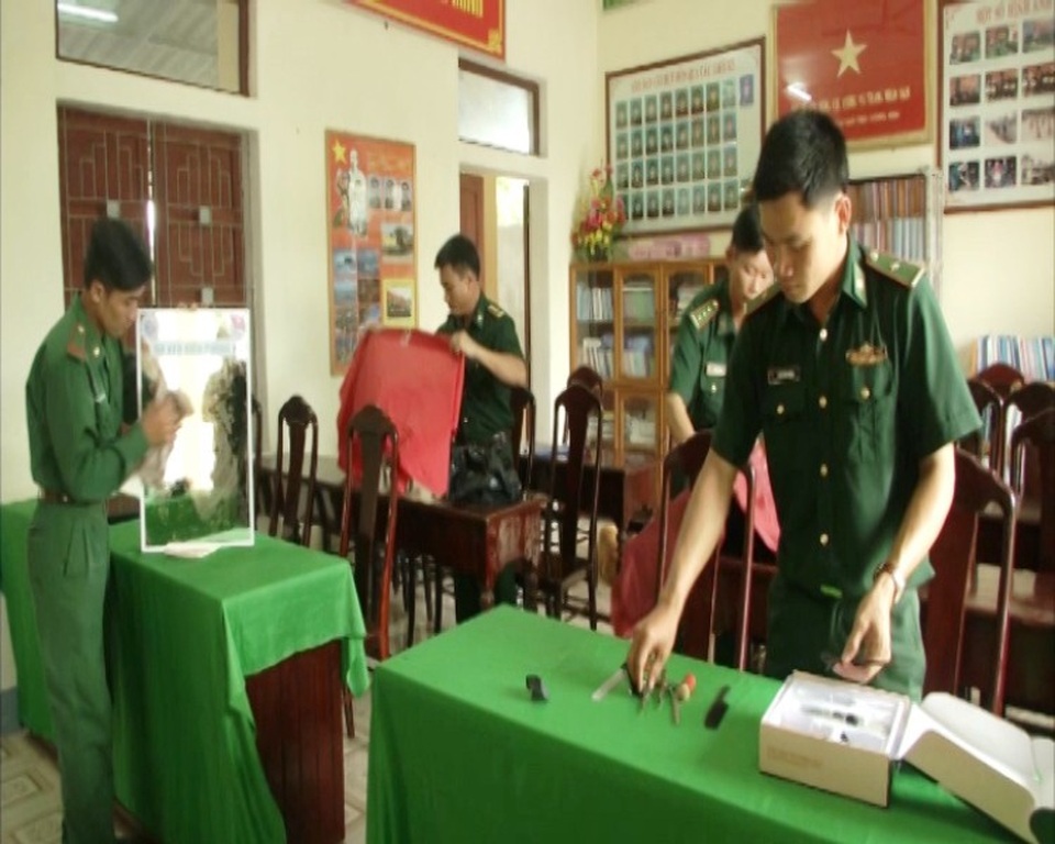 Bộ đội Biên phòng cắt tóc miễn phí cho học sinh nghèo - 1 Những người lính biên phòng đang chuẩn bị bộ đồ nghề để đến các điểm trường phổ thông trên địa bàn đơn vị đóng quân...