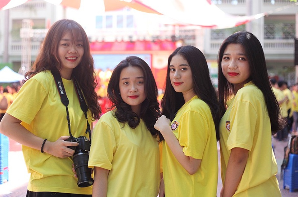Những cô gái xinh xắn trong lễ bế giảng rợp sắc vàng trường Nguyễn Bỉnh Khiêm - 4 Hội bạn thân vẫn mãi giữ liên lạc với nhau nhé!