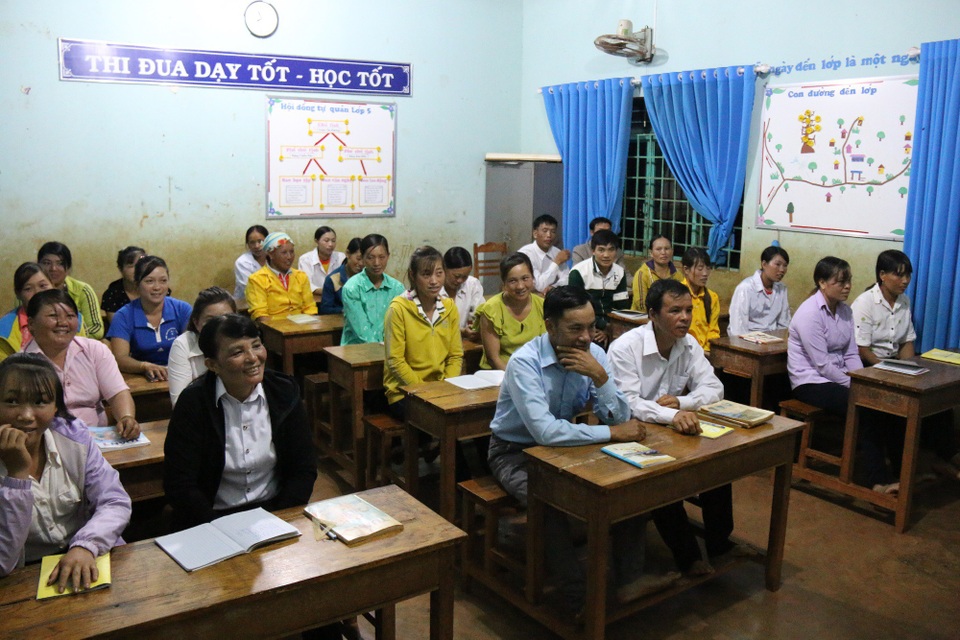Ước mơ thoát nghèo của những người biết đếm tiền nhưng… mù chữ - 1
Học viên lớp xóa mù chữ phần lớn là đồng bào Dao.