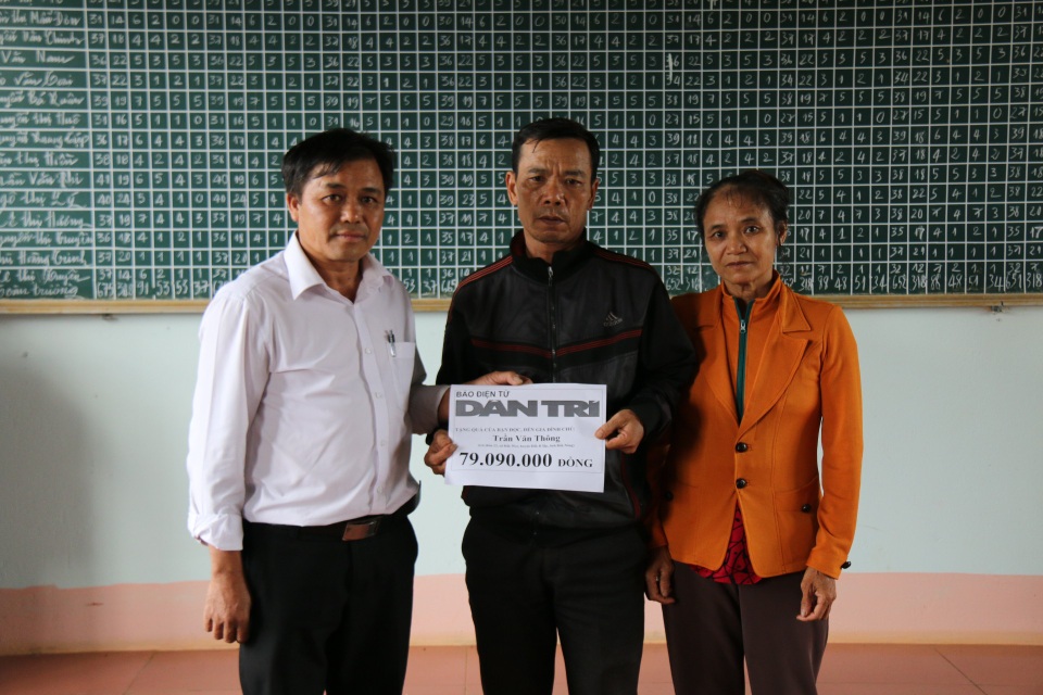 Trao hơn 79 triệu đồng đến với bé gái mồ côi, bị suy thận giai đoạn cuối - 1 Gia đình chú Thống nhận quà của bạn đọc báo Dân trí