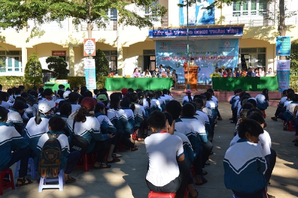 Tuyên truyền sử dụng điện tiết kiệm và an toàn điện cho học sinh - 2 Nội dung tuyên truyền sử dụng điện tiết kiệm và an toàn trong trường học đã thu hút đông đảo các em học sinh