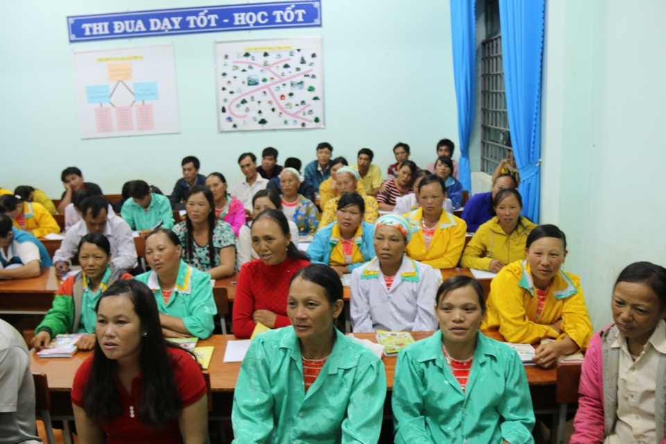 Ước mơ thoát nghèo của những người biết đếm tiền nhưng… mù chữ - 2 Ban ngày họ tất bật với ruộng nương, ban đêm lại háo hức lên lớp học chữ