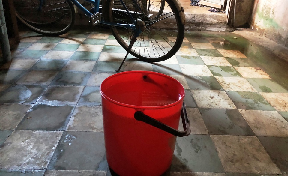 Lửa bốc cháy “bí ẩn” từ bất cứ chỗ nào trong khu nhà của một hộ dân - 7 Bình chữa cháy, xô chứa nước được gia đình ông An chuẩn bị sẵn sàng để...cứu hỏa.