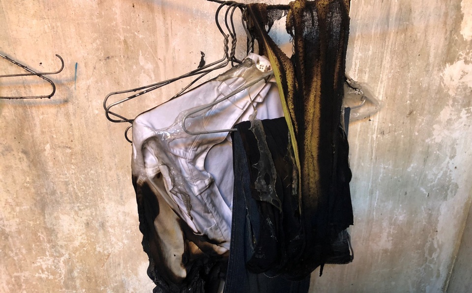 Lửa bốc cháy “bí ẩn” từ bất cứ chỗ nào trong khu nhà của một hộ dân - 2 Những người hàng xóm tận mắt chứng kiến lửa bất ngờ bốc cháy từ nơi treo quần áo trong nhà ông An trong buổi chiều 25/5.