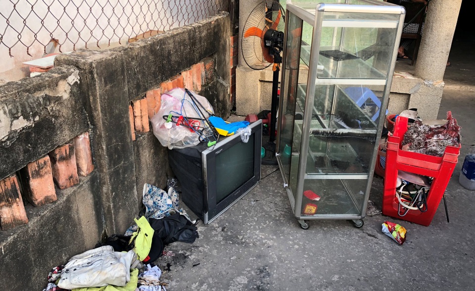 Lửa bốc cháy “bí ẩn” từ bất cứ chỗ nào trong khu nhà của một hộ dân - 3 Lửa bốc cháy “bí ẩn” từ bất cứ chỗ nào trong khu nhà của một hộ dân - 3