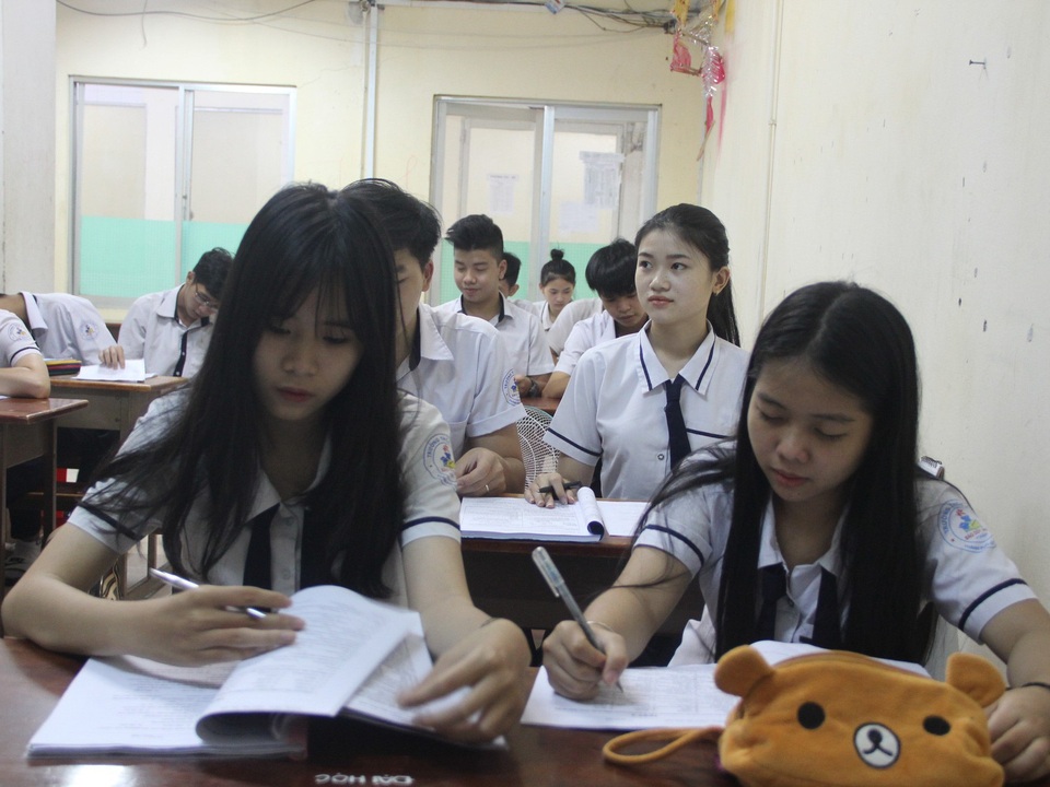 Học ngày, cày đêm, thi thử... chạy đua với kỳ thi THPT quốc gia - 2
Học sinh lớp 12 đang chạy đua cho kỳ thi THPT quốc gia.