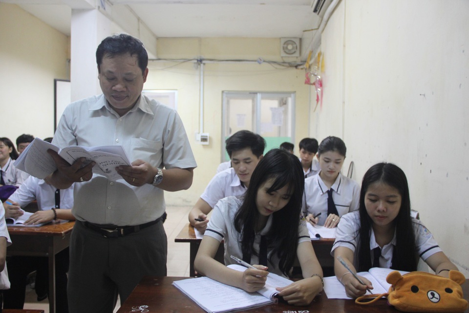 Học ngày, cày đêm, thi thử... chạy đua với kỳ thi THPT quốc gia - 1 Học sinh lớp 12, Trường THPT Đào Duy Anh, TPHCM trong giờ ôn thi môn tiếng Anh