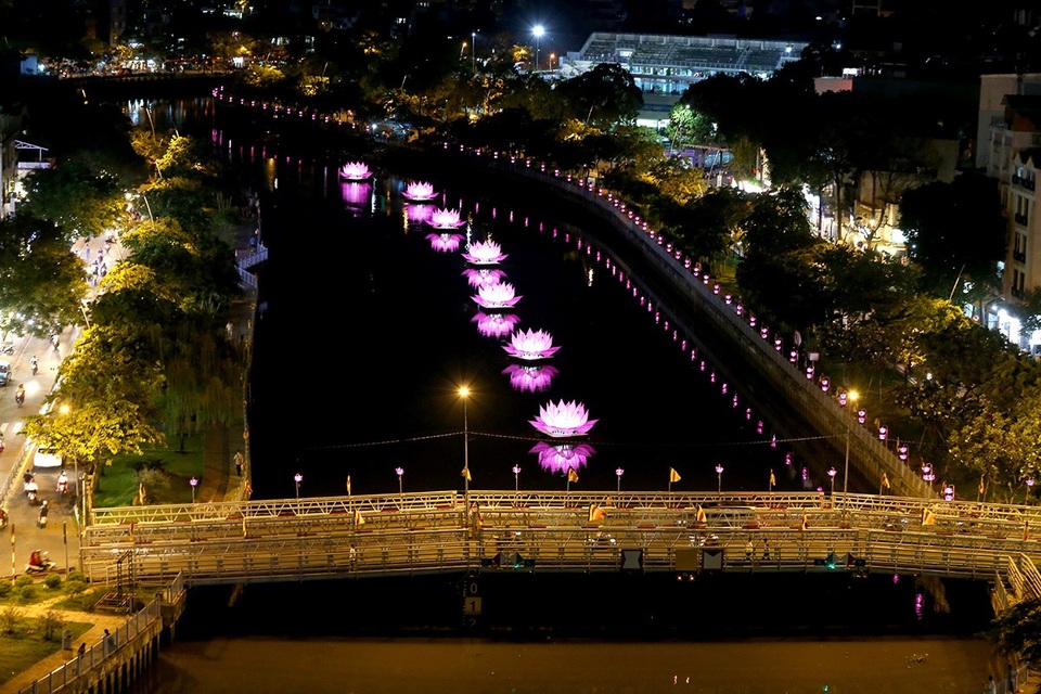 Người Sài Gòn thích thú với con đường đèn lồng chào đón lễ Phật đản - 12 Bờ kênh Nhiêu Lộc- Thị Nghè nhìn từ trên cao vào ban đêm.