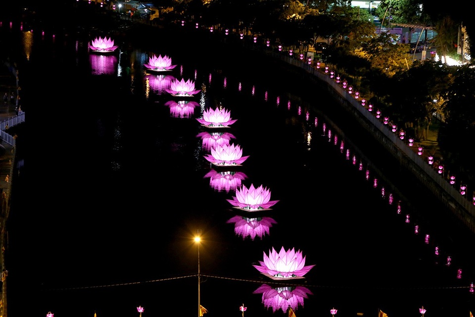 Người Sài Gòn thích thú với con đường đèn lồng chào đón lễ Phật đản - 2 7 chiếc đèn lồng hoa sen màu hồng được chùa Quan Âm Tu Viện hạ thuỷ xuống kênh Nhiêu Lộc- Thị Nghè, đoạn gần cầu Trần Khánh Dư (quận Phú Nhuận, TPHCM).