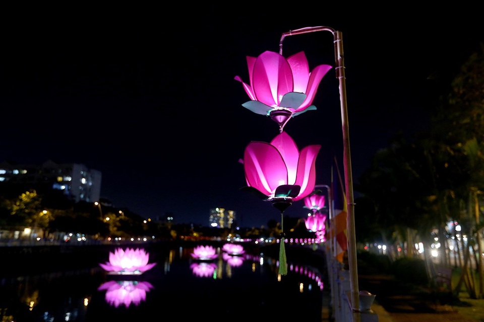 Người Sài Gòn thích thú với con đường đèn lồng chào đón lễ Phật đản - 5 Những chiếc đèn lồng hình cánh sen nhỏ hơn được treo trên bờ kênh.