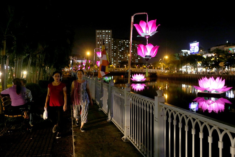 Người Sài Gòn thích thú với con đường đèn lồng chào đón lễ Phật đản - 7 vẻ đẹp của những chiếc lồng đèn khiến người dân vô cùng thích thú.