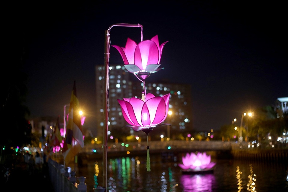 Người Sài Gòn thích thú với con đường đèn lồng chào đón lễ Phật đản - 6 Người Sài Gòn thích thú với con đường đèn lồng chào đón lễ Phật đản - 6