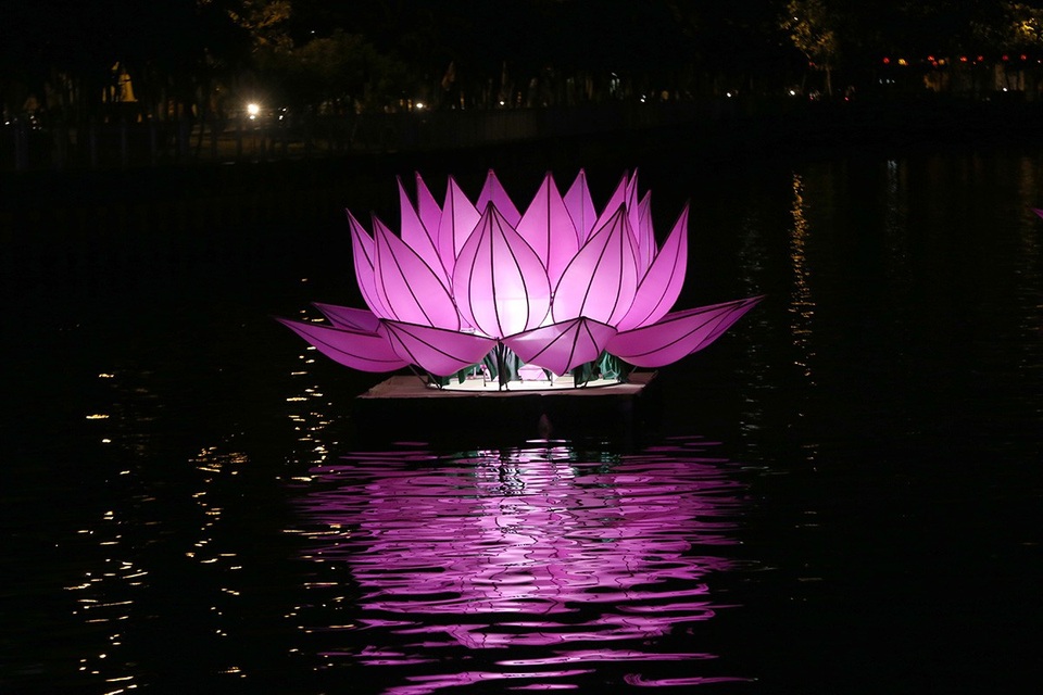 Người Sài Gòn thích thú với con đường đèn lồng chào đón lễ Phật đản - 4 Theo quan niệm nhà Phật, khi đức Phật sinh ra đã đi 7 bước, dưới mỗi bước chân là 1 đoá hoa sen nâng gót.