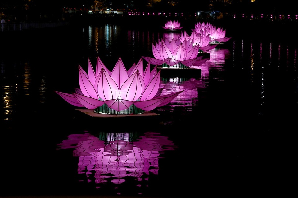 Người Sài Gòn thích thú với con đường đèn lồng chào đón lễ Phật đản - 3
Mỗi chiếc cao khoảng 3m, đường kính hơn 5m, bên trong có hệ thống ánh sáng tạo nên vẻ đẹp lung linh trên dòng kênh.