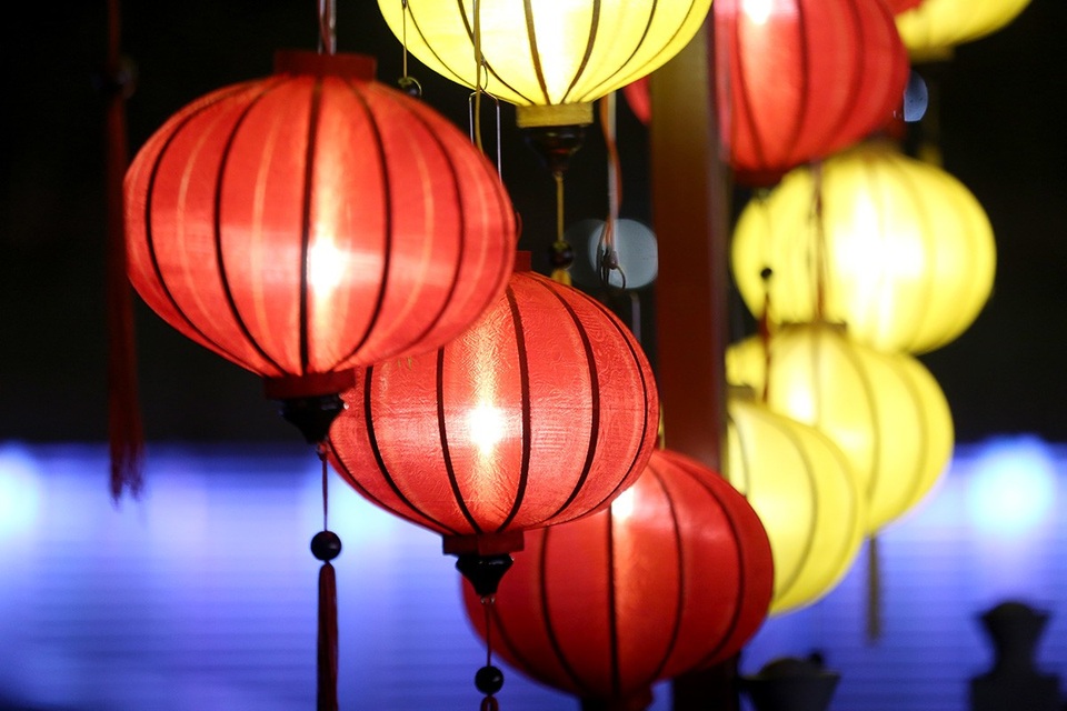 Người Sài Gòn thích thú với con đường đèn lồng chào đón lễ Phật đản - 11 Những chiếc đèn lồng đủ màu treo dọc bờ kênh.
