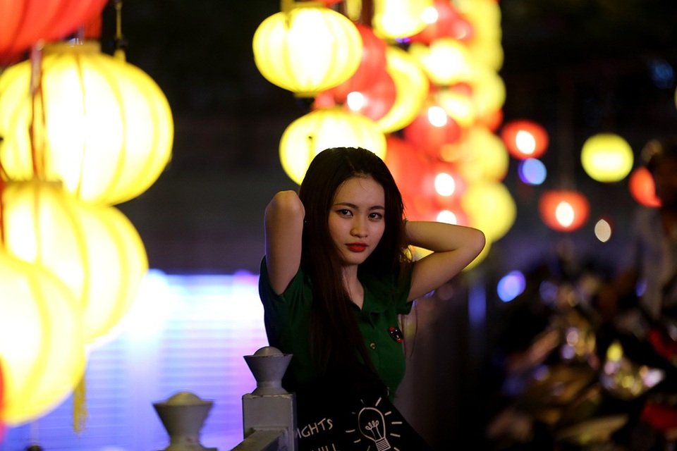 Người Sài Gòn thích thú với con đường đèn lồng chào đón lễ Phật đản - 13 Một cô gái tạo dáng chụp hình bên những chiếc đèn lồng.