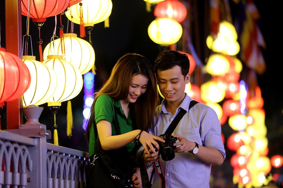 Người Sài Gòn thích thú với con đường đèn lồng chào đón lễ Phật đản - 10
Ở Sài Gòn nhưng em cứ ngỡ như ở Hội An vì đèn lông nhiều màu sắc được treo lên và trang trí rất bắt mắt, bạn Nhật Minh chia sẻ.