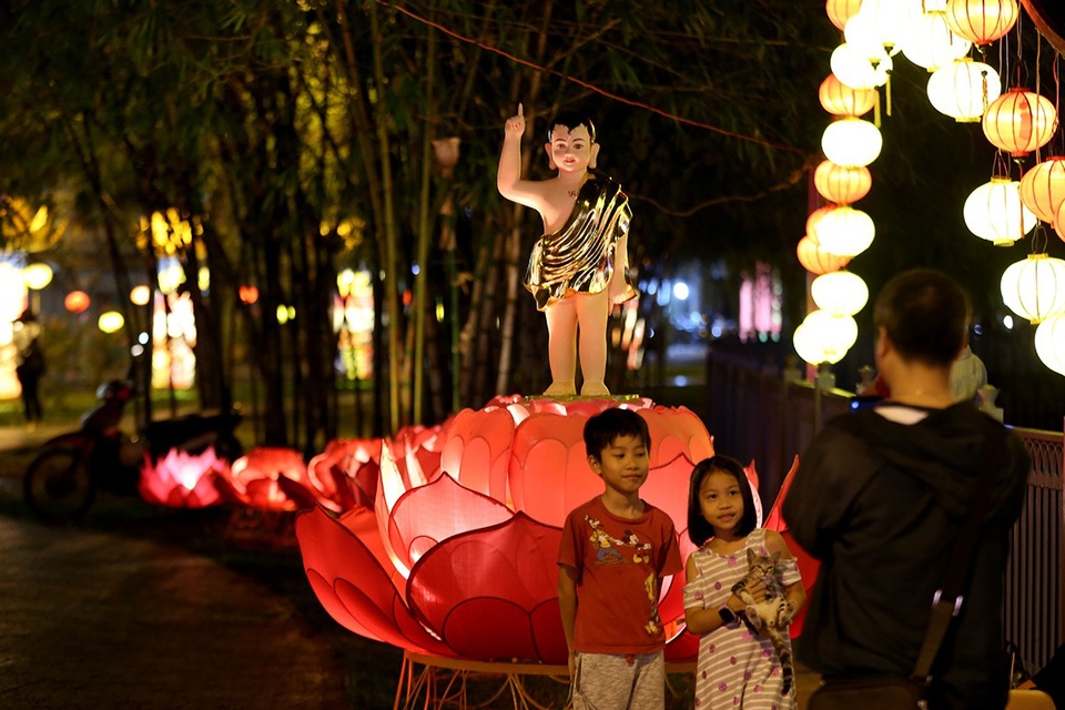 Người Sài Gòn thích thú với con đường đèn lồng chào đón lễ Phật đản - 9 2 em nhỏ chụp hình trước những chiếc đèn.